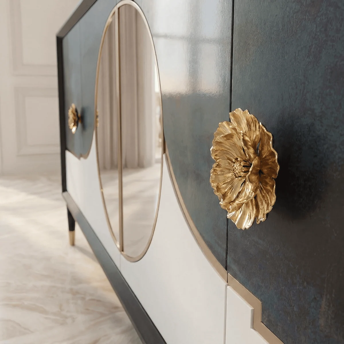 Flower-shaped brass handle on La Clavelina